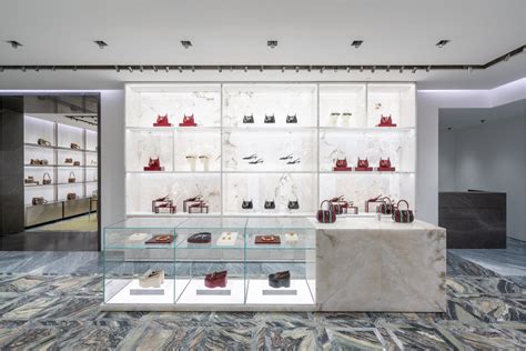 gianluca gucci investe passanti fuorigrotta|Gucci boutique: opening a Montenapoleone .